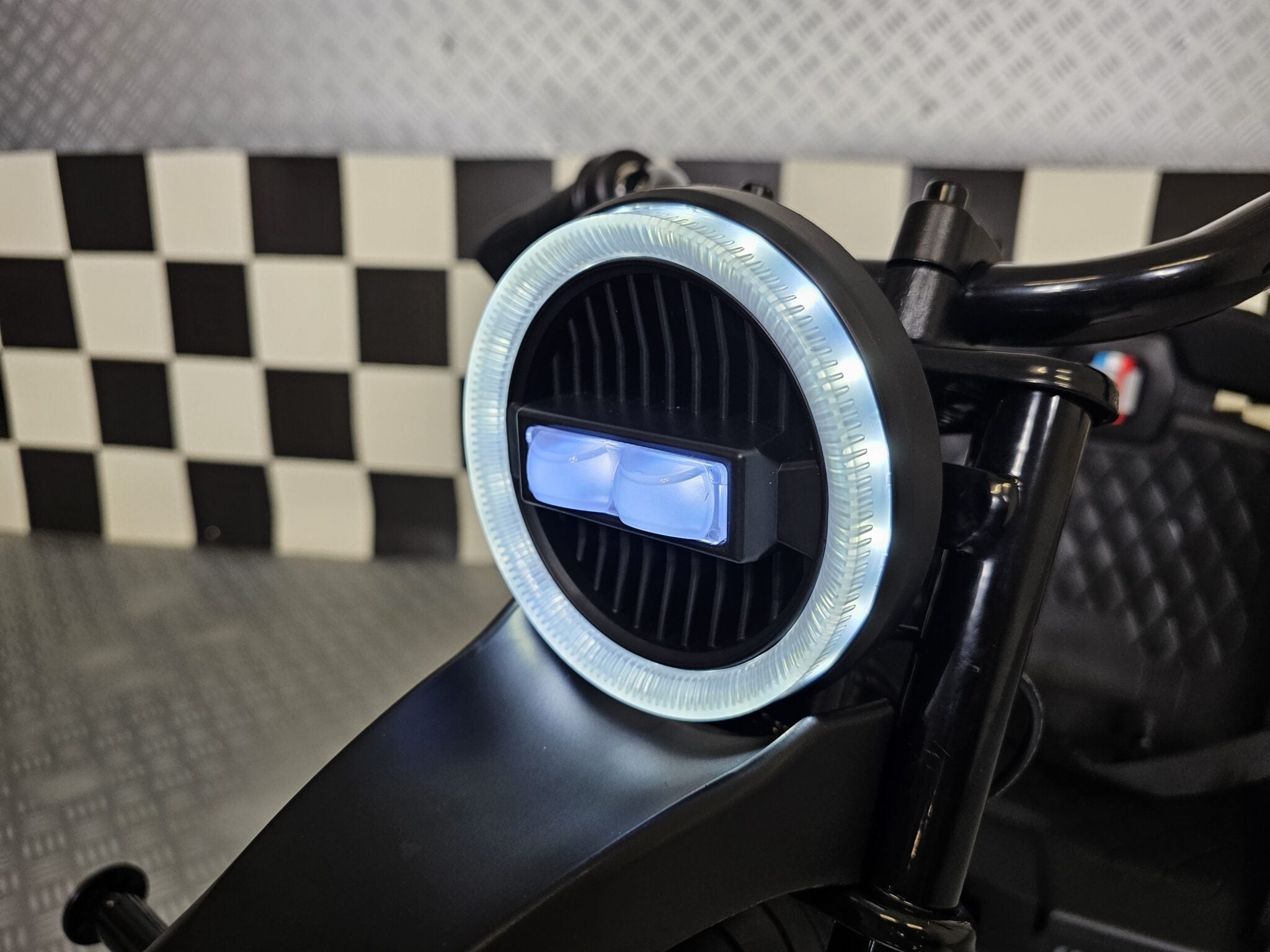 Véhicule électrique enfant trike 24 V noir – Street Rider Pro – vue 9