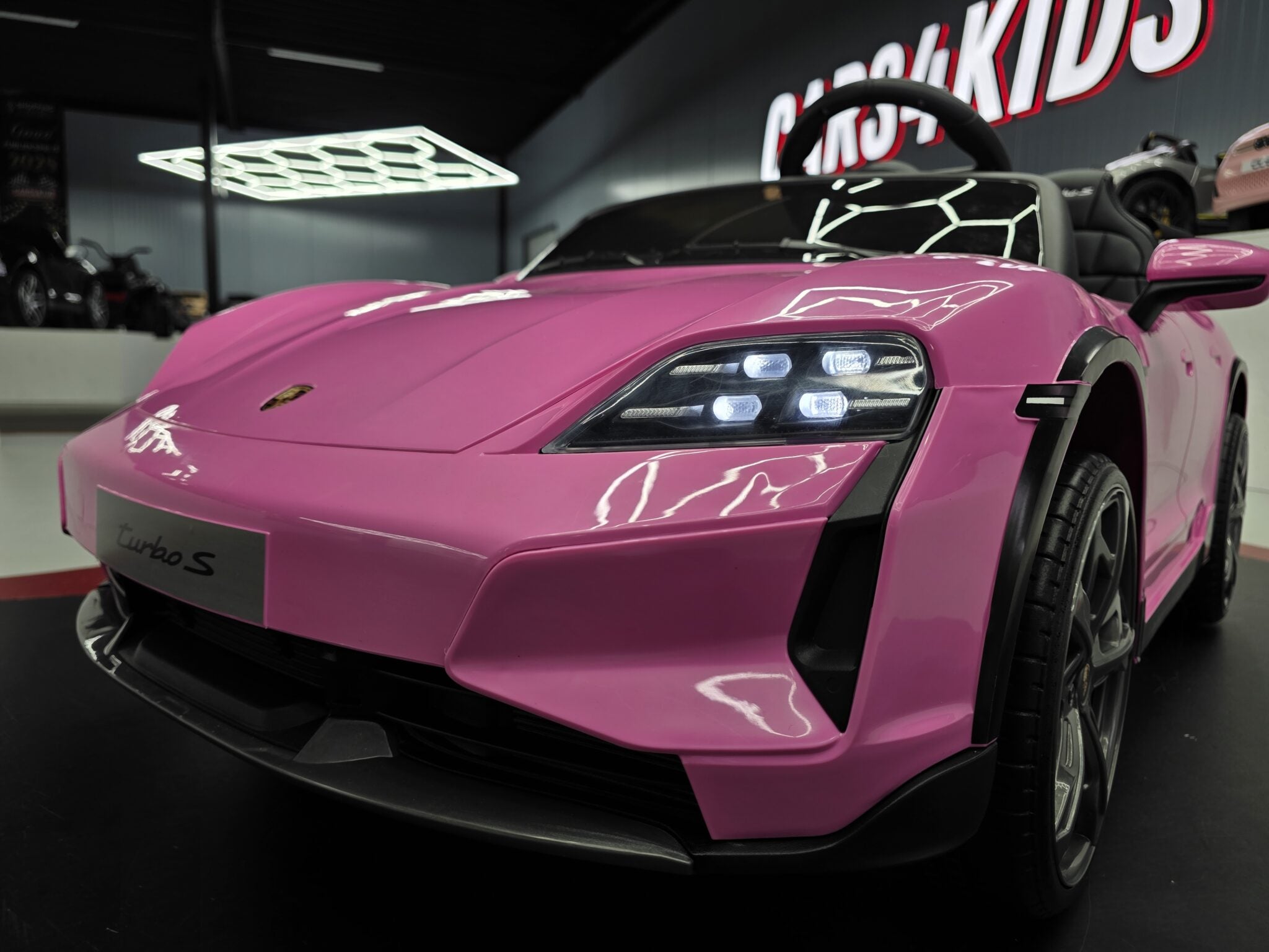 Voiture électrique enfant Porsche Taycan 2 places 24 V rose – Racing Star Pro – vue 6