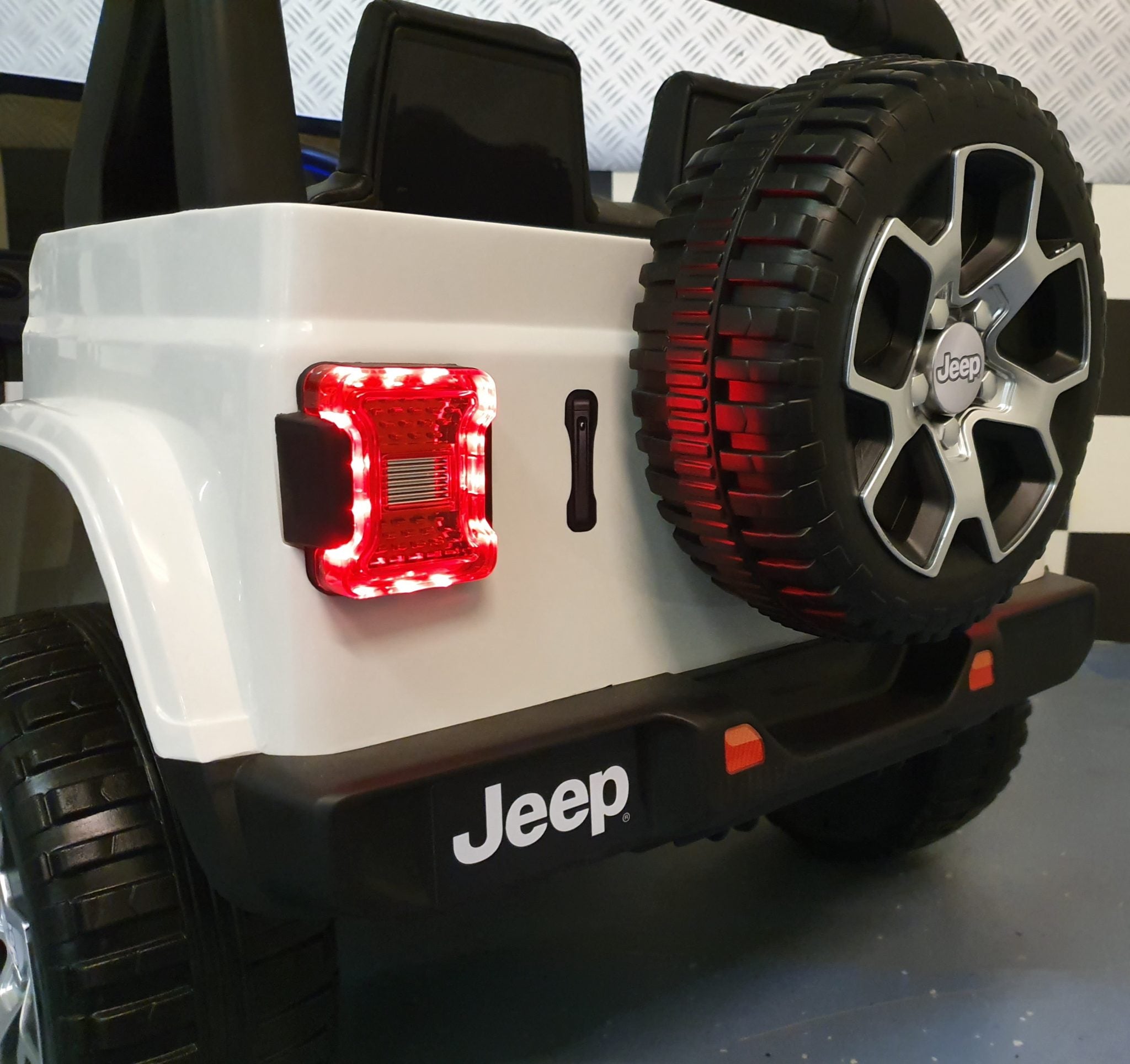 Voiture électrique enfant Jeep Wrangler 12 V 4x4 RC blanc – Adventure Rider – vue 7