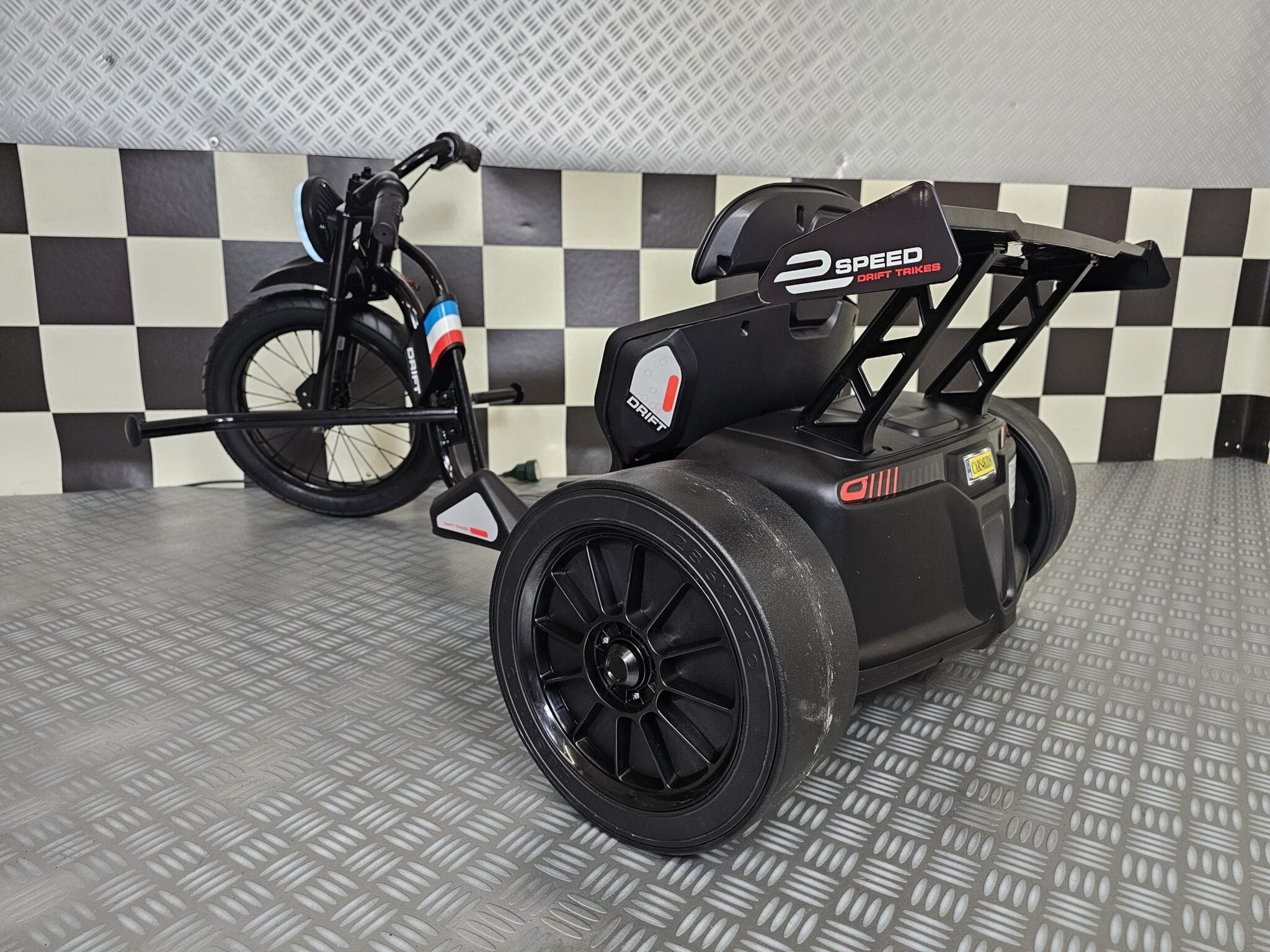 Véhicule électrique enfant trike 24 V noir – Street Rider Pro – vue 4