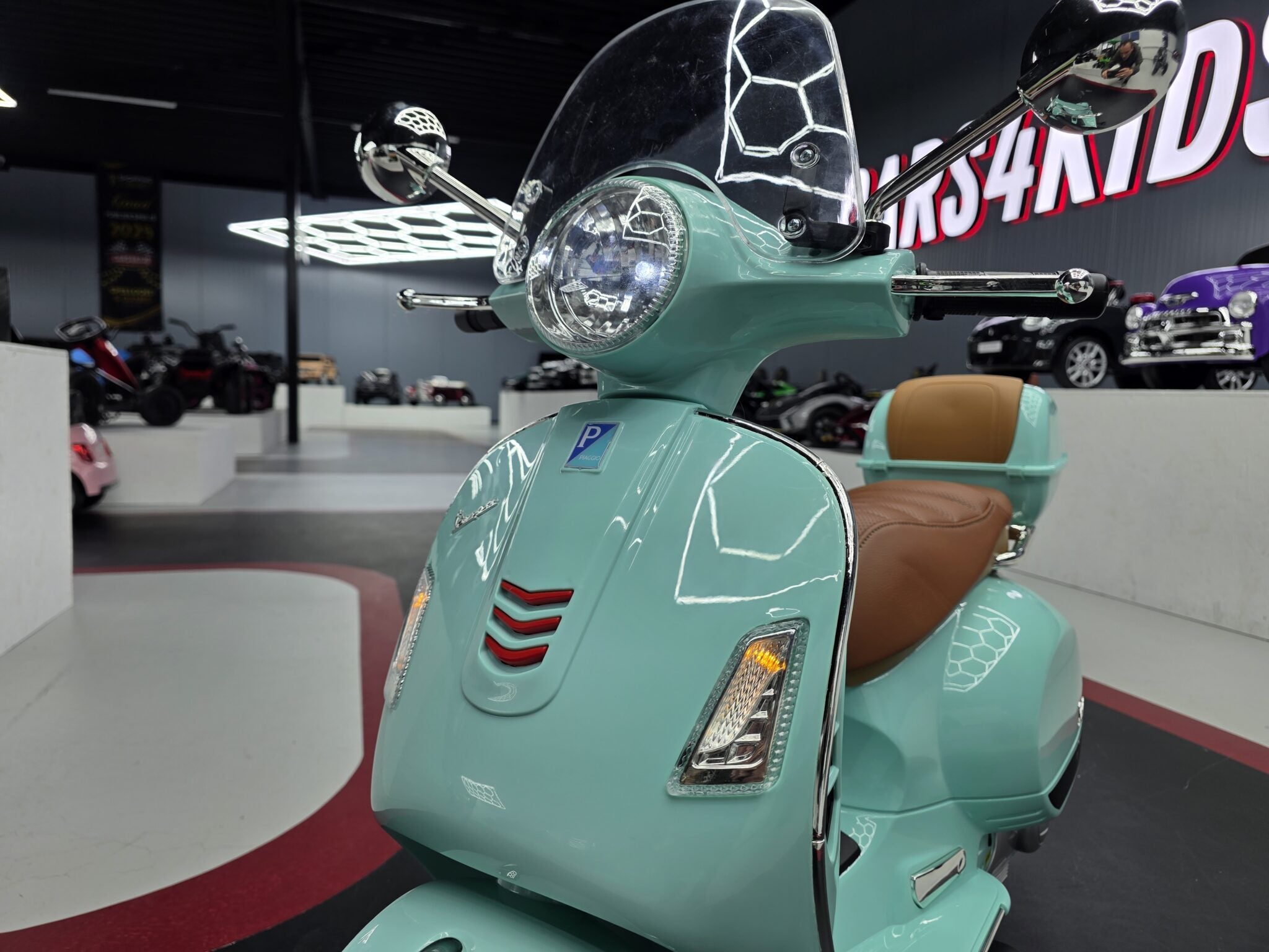 Scooter électrique enfant Vespa GTS 12 V light vert – Street Rider – vue 6