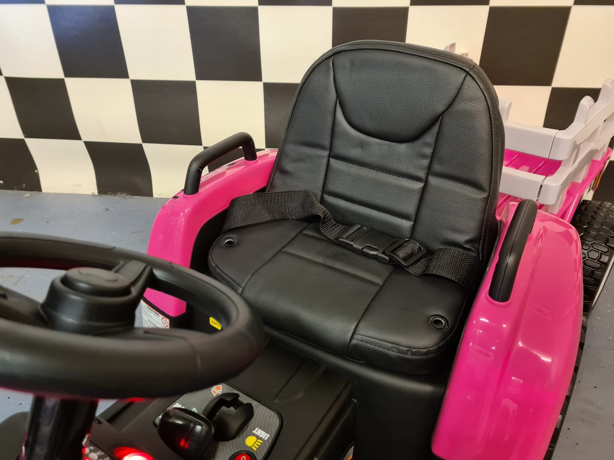 Tracteur électrique enfant 12 V avec remorque rose – Little Farmer – vue 9