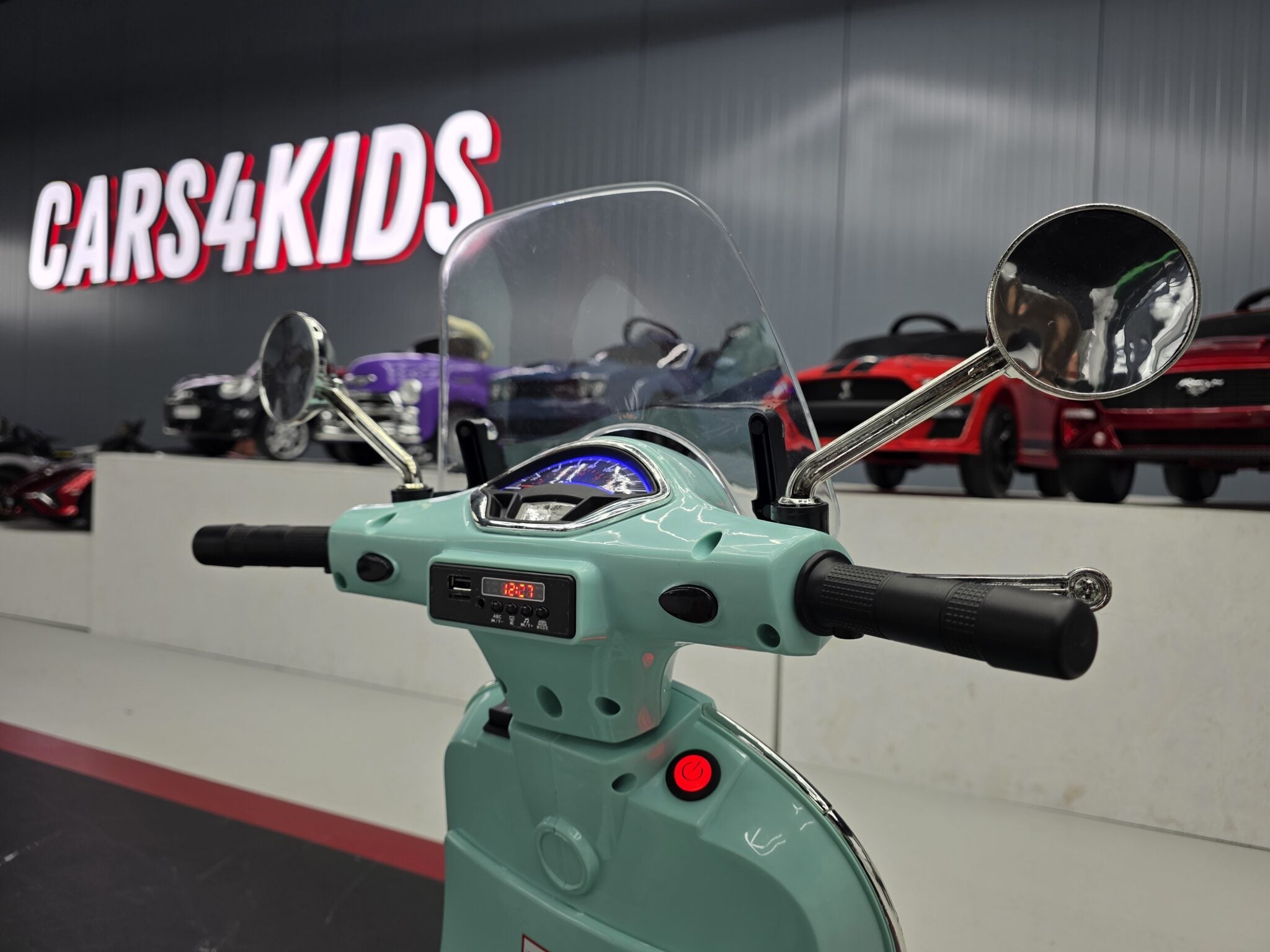 Scooter électrique enfant Vespa GTS 12 V light vert – Street Rider – vue 7