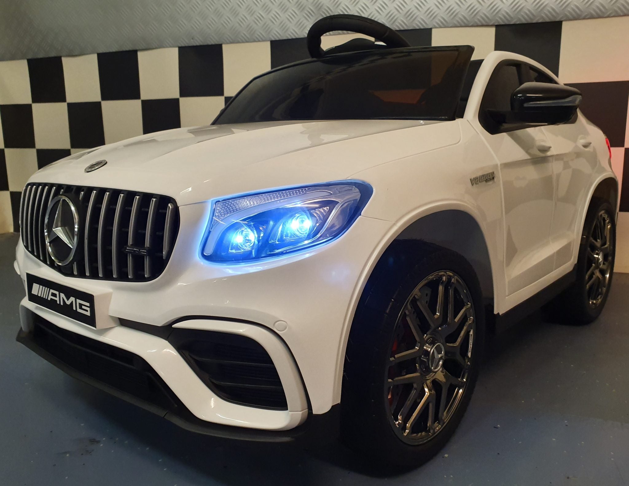 Voiture électrique enfant Mercedes GLC 63 AMG 12 V blanc – Adventure Rider – vue 2