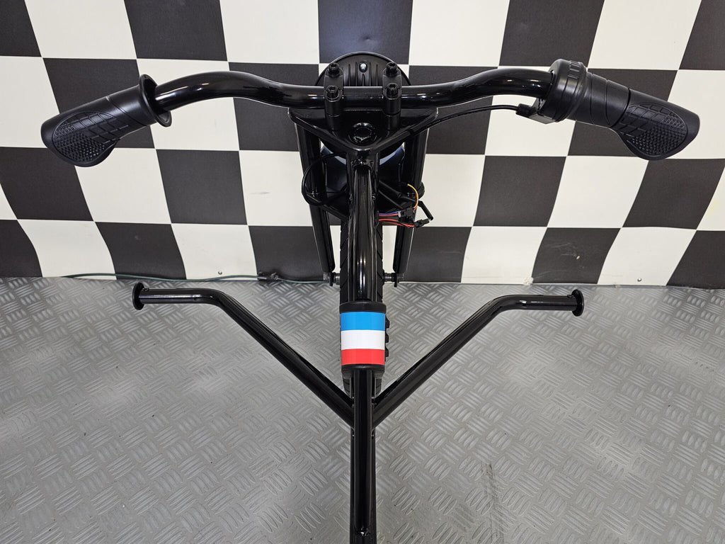 Véhicule électrique enfant trike 24 V noir – Street Rider Pro – vue 8
