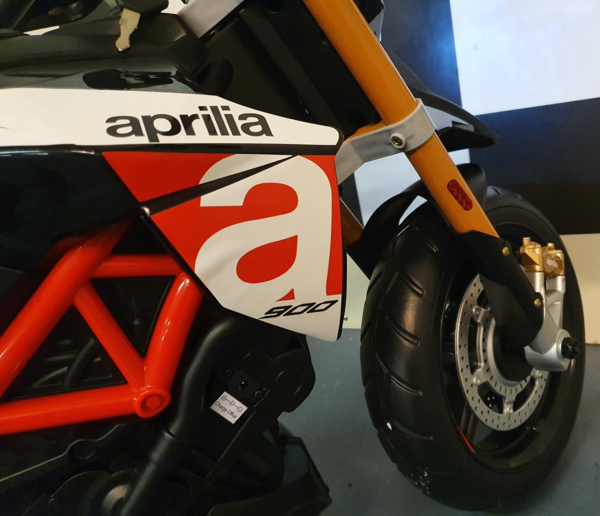 Moto électrique enfant Aprilia Dorsoduro – Street Rider – vue 6