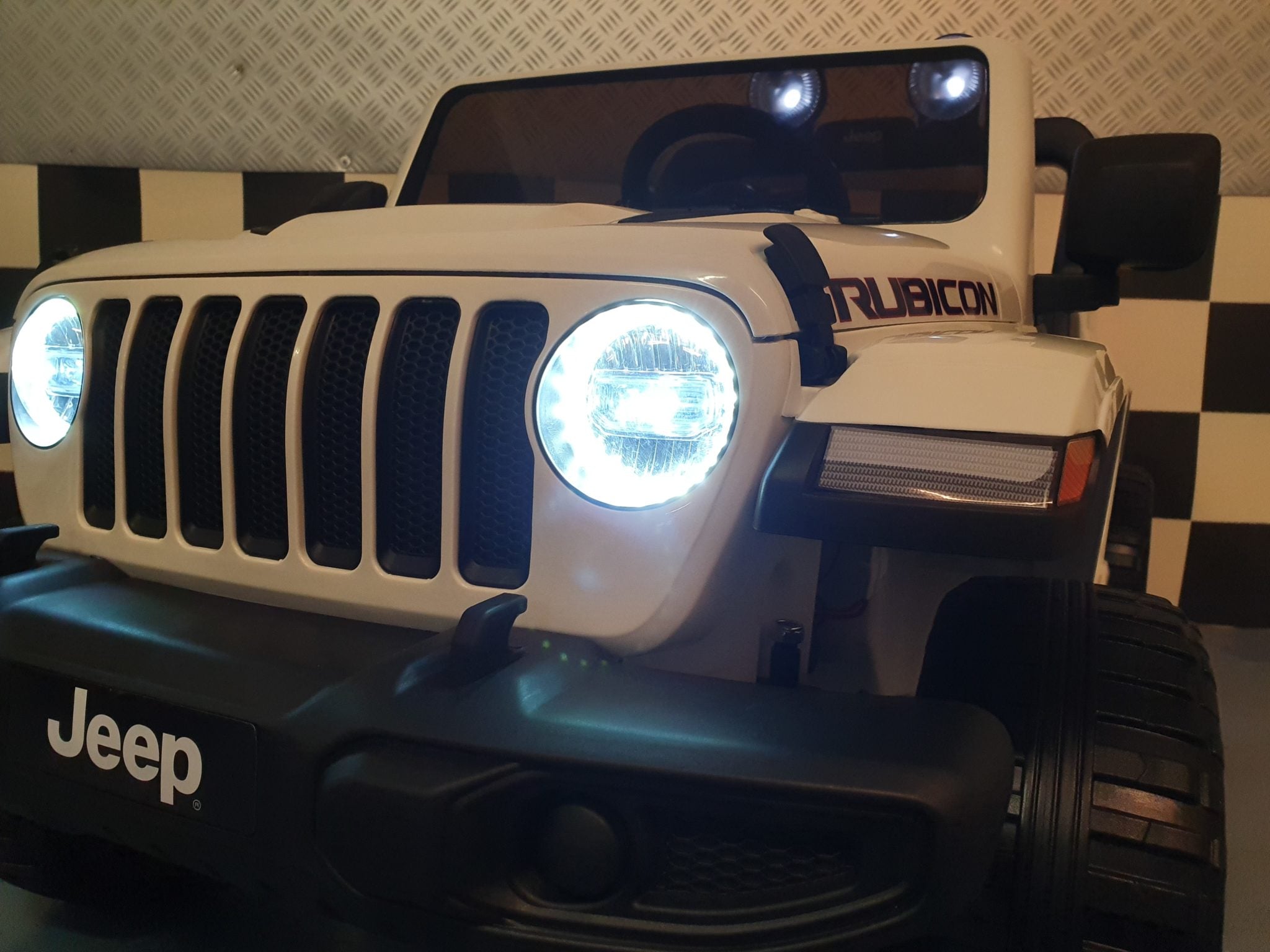 Voiture électrique enfant Jeep Wrangler 12 V 4x4 RC blanc – Adventure Rider – vue 2