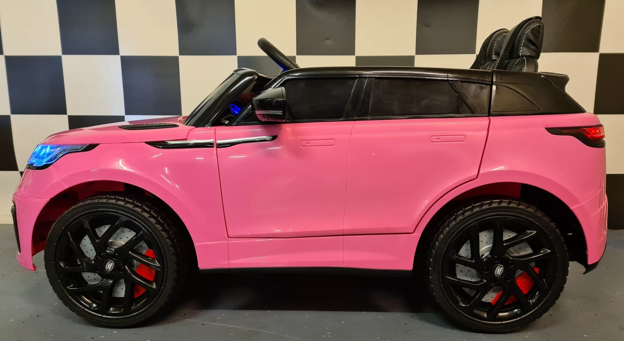 Voiture électrique enfant Range Rover Velar 12 V avec télécommande rose – Adventure Rider – vue 4